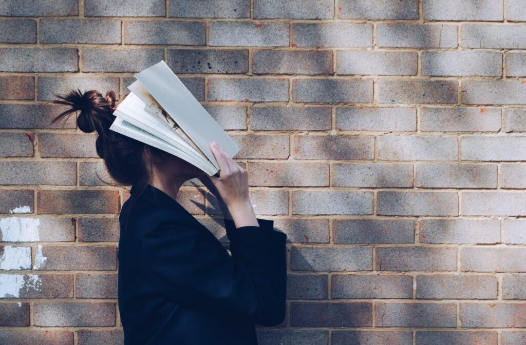 Académicos e investigadores: los esclavos de las multimillonarias editoriales científicas 1 Académica